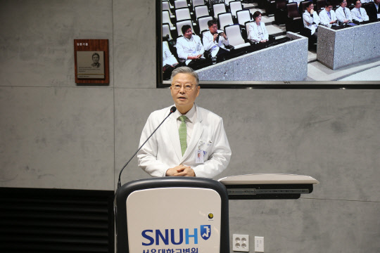 김연수 서울대병원장이 23일 서울대병원 본관 김종기홀에서 열린 기자간담회에서 인사말을 하고 있다.  서울대병원 제공